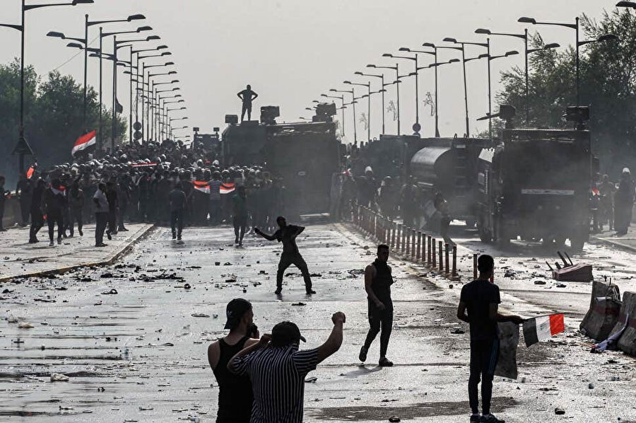 Irak'ta gösteriler herhangi bir dini veya siyasi liderin çağrısından bağımsız bir halk hareketi olarak ortaya çıktı.