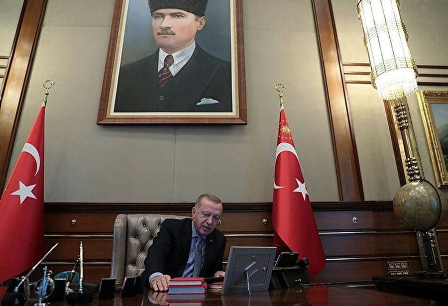Erdoğan, Barış Pınarı Harekatı'nı Cumhurbaşkanlığındaki makamından takip ediyor.