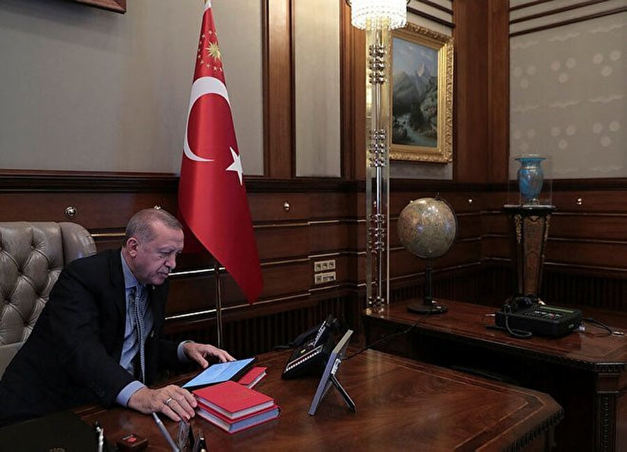 Erdoğan, Barış Pınarı Harekatı'nı Cumhurbaşkanlığındaki makamından takip ediyor.