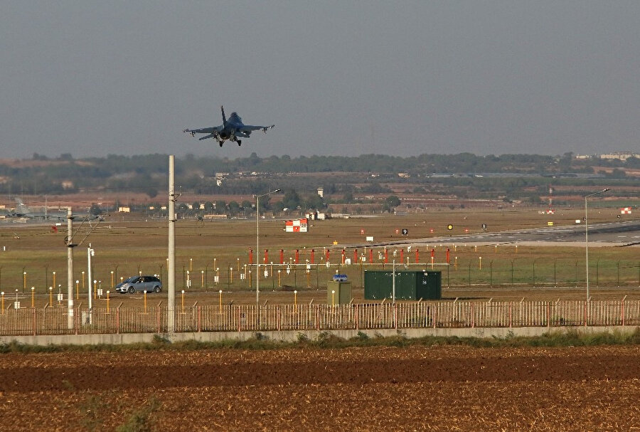 İncirlik'ten kalkan Türk jetleri böyle görüntülendi.