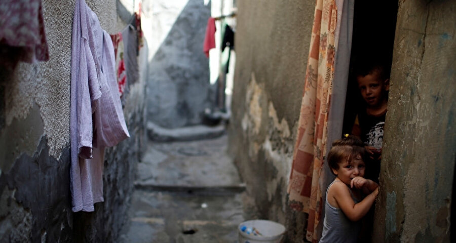 Evlerinin kapısından dışarıya bakan çocuklar Gazze Şeridi, 2018.