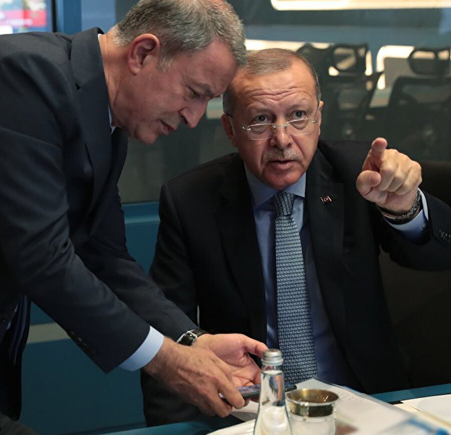 Cumhurbaşkanı ve Başkomutan Erdoğan'ın Milli Savunma Bakanı Hulusi Akar ile harekata ilişkin görüştüğü anlara ait fotoğraf.