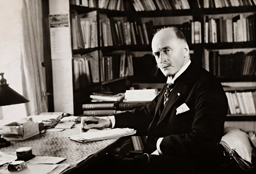 Hamsun, kendi karakteri Tangen gibi tabiri caizse taşı sıkıp suyunu, kendi alın teriyle kitabını çıkarmıştı.