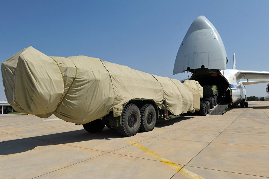 S-400 bataryalarından biri Ankara'ya getirildiği sırada görülüyor.