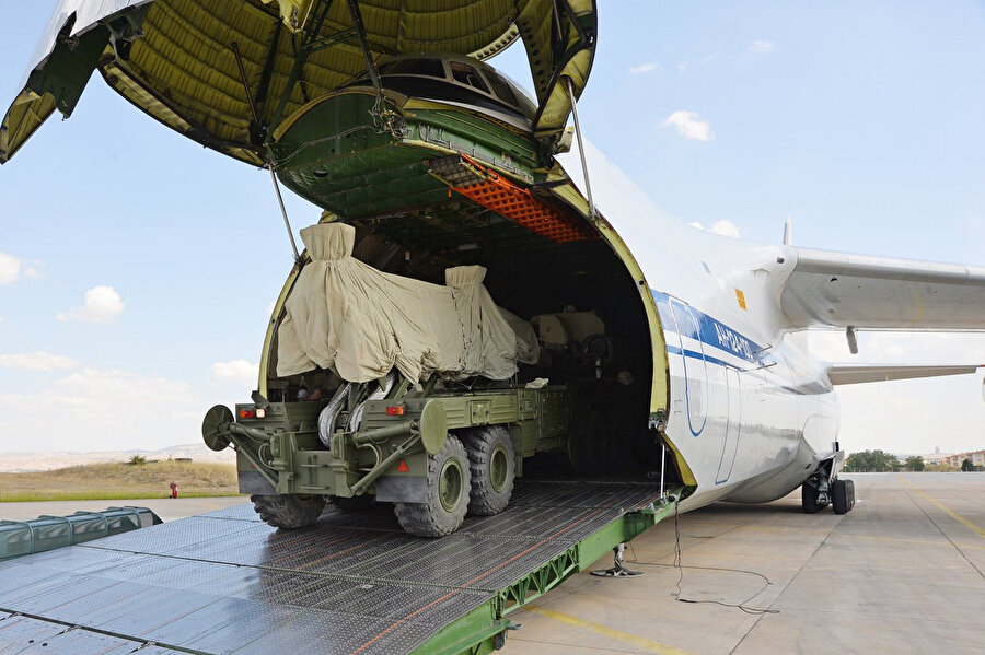Türkiye'nin Rusya'dan satın aldığı S-400'ler uçaktan indirilirken görülüyor.