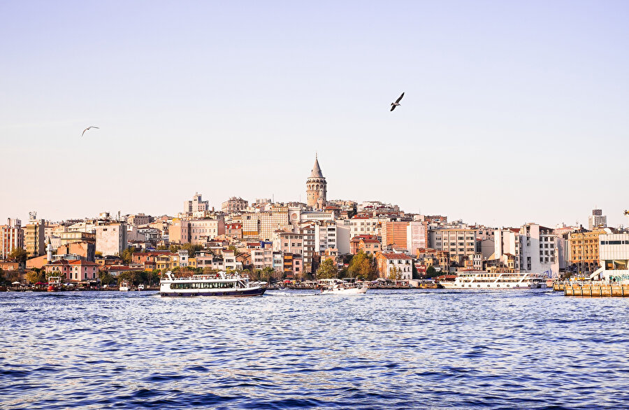 İstanbul'da dün gece normalden fazla hissedilen gürültüler tedirginlik yarattı.