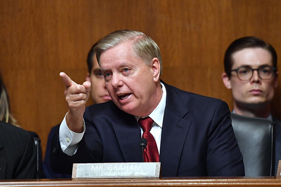 Lindsey Graham, Türkiye'nin Suriye sınırında başlattığı operasyona karşı çıkarak Türkiye'ye yaptırım uygulanması gerektiğini savunuyor.