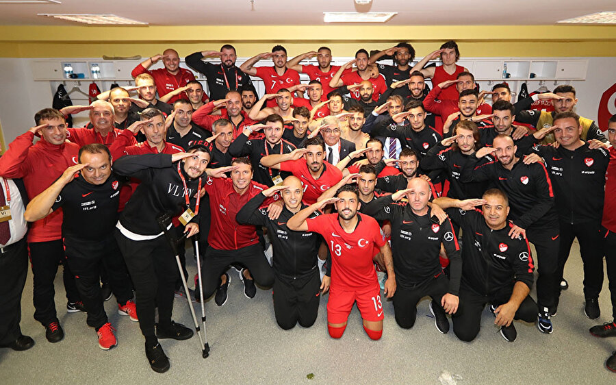 A Milli Futbol Takımı Mehmetçik'e selam yolladı. 