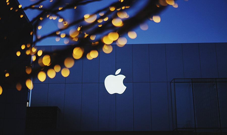 Apple, tarihin 1 trilyon dolarlık ilk şirketi konumunda yer alıyor. 