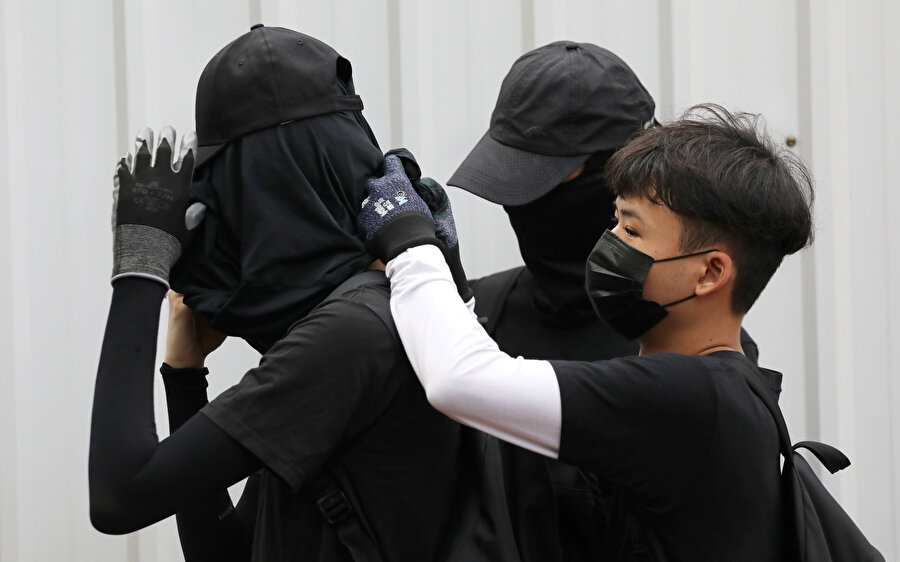 Protestocular maske kullanıyor. 