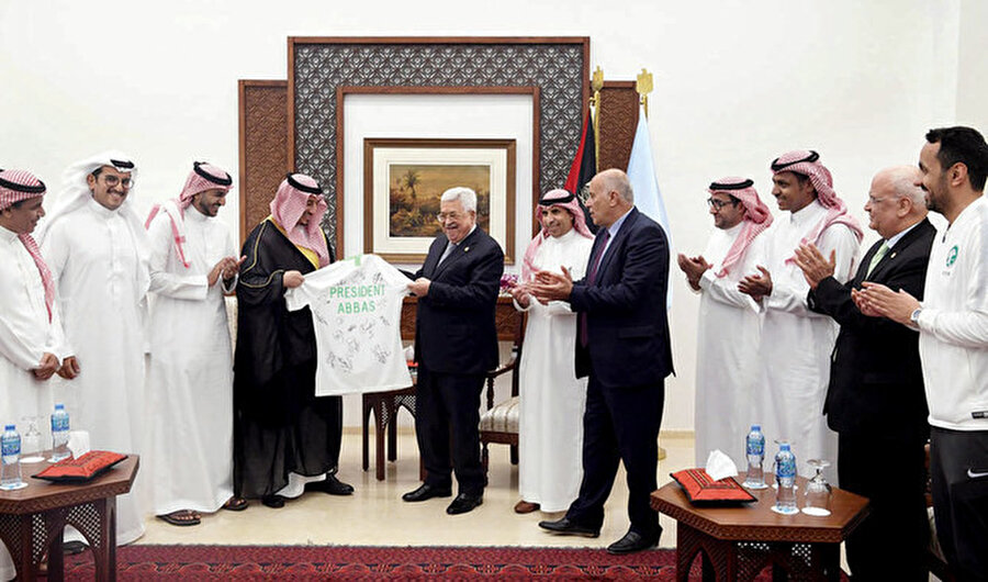 Filistin Devlet Başkanı Mahmud Abbas'ın Suudi Arabistan Milli Takımını kabulü esnasında kendisine de ismi yazılı bir forma hediye edildi.