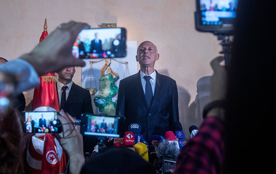 Tunus'un yeni Cumhurbaşkanı Kays Said galibiyetinin ardından basın mensuplarına ve destekçilerine hitap ederken, 13 Ekim 2019.