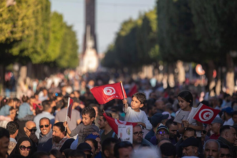 İkinci tur seçimleri öncesinde Kays Said'e destek için toplanan destekçileri.