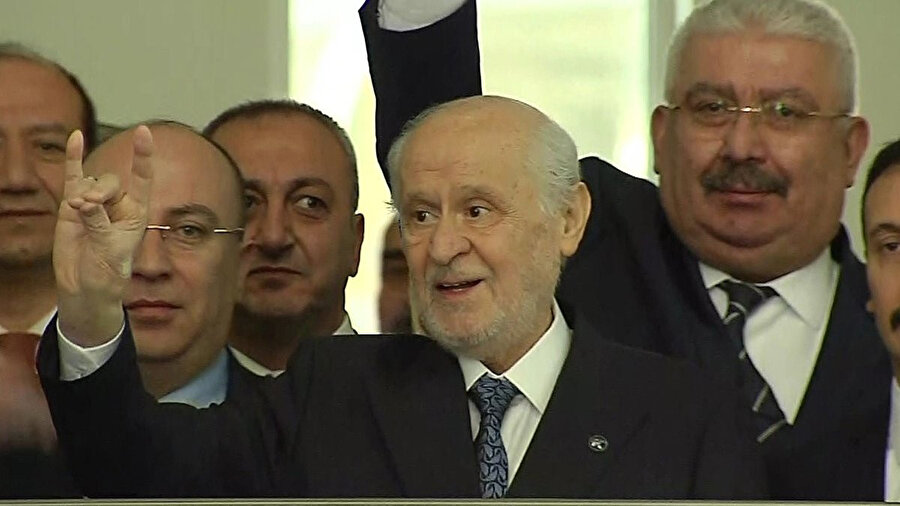 Tedavisi tamamlanan MHP Genel Başkanı Bahçeli, parti genel merkezine gelerek mesaiye başladı.