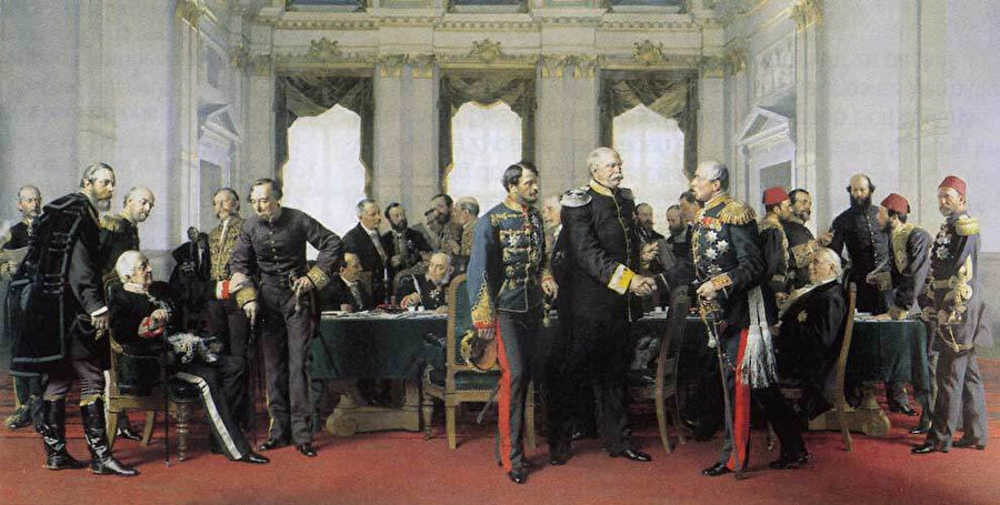  13 Temmuz 1878'de yapılan Berlin Antlaşması’nın son toplantısı, Gyula Andrássy ile Pyotr Shuvalov arasında Bismarck, solda Alajos Károlyi, Alexander Gorchakov (oturmuş) ve Benjamin Disraeli yer alıyor.