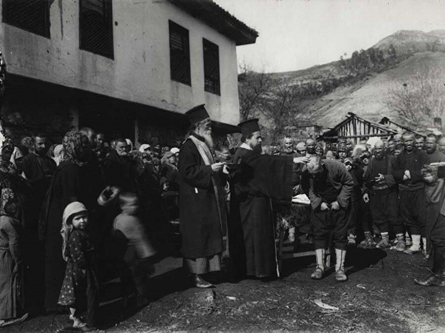 Balkan savaşları sırasında Devin köyünde, Müslüman Pomaklar Ortodoks Rahipler tarafından zorla vaftiz ediliyor. (1912)