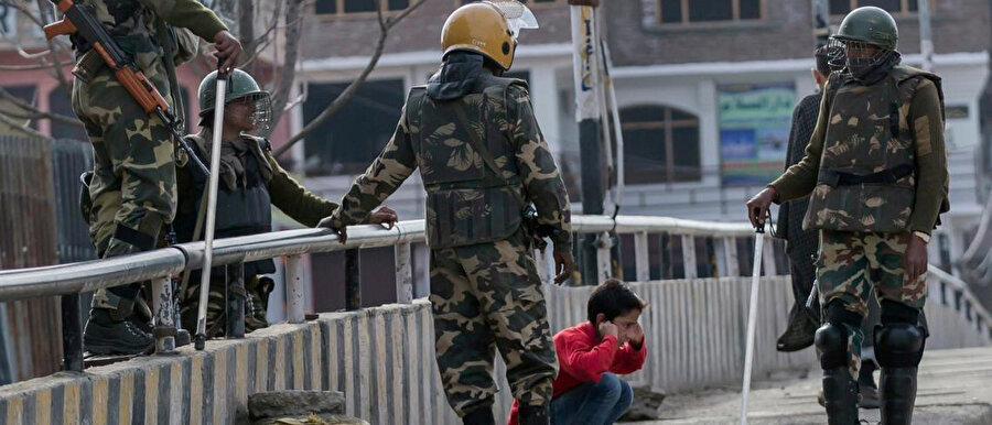 Keşmir'de çocuklar, her türlü psikolojik, fiziksel şiddet ve istismarla burun buruna yaşıyor.