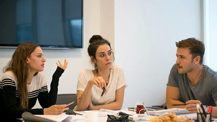 Leyla Tanlar, Cansu Dere ve Tolga Sarıtaş.