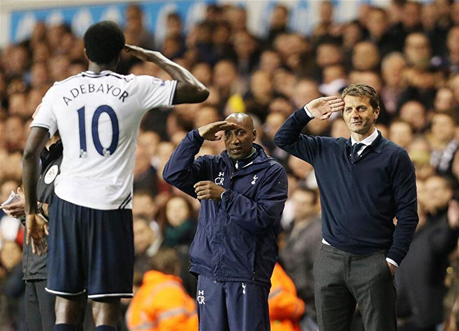 Adebayor, Tottenham forması giydiği dönemde Manchester United'a attığı golün ardından asker selamı vermişti.