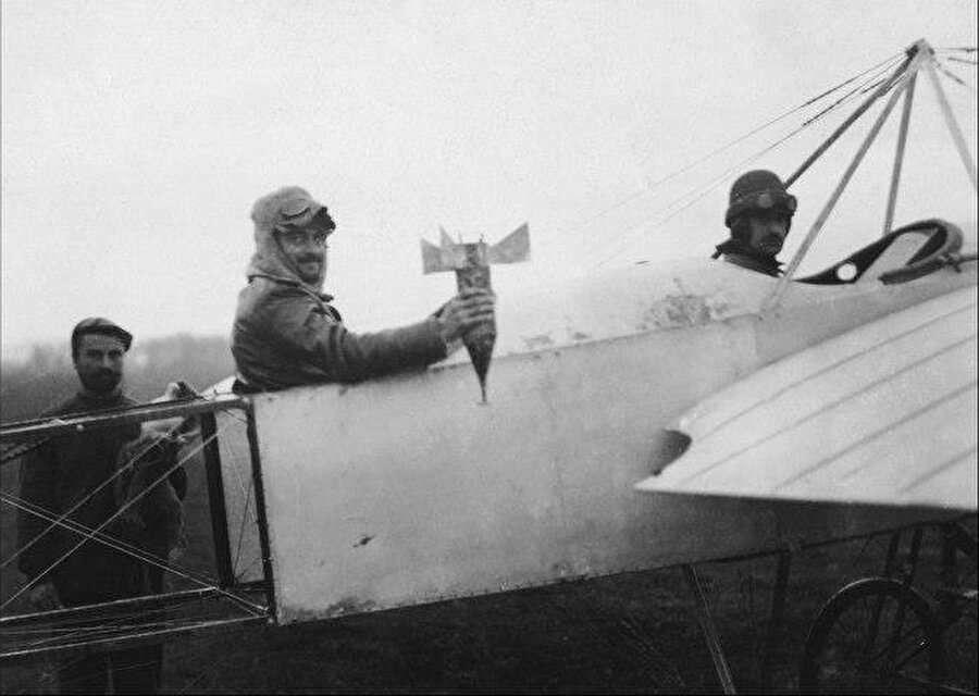  I. Balkan Savaşı sırasında, Bulgar askerler, Bleriot XI tipi uçaktan Edirne'ye el yapımı bombayla saldırı düzenlemek için hazırlanıyor.