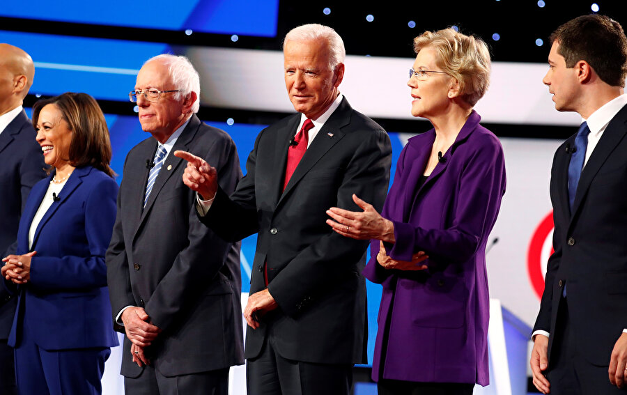  Demokrat adayların yaşı da tartışma konusu oluyor.Bernie Sanders 78,(soldan üçüncü) Joe Biden 76(ortada) Senatör Elizabeth Warren 70 yaşında (sağdan ikinci)