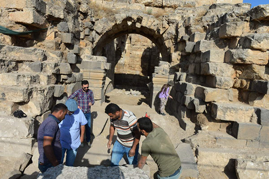Harran Sarayı'ndaki çalışmalarda tarihe dair izler gün yüzüne çıkarılıyor.