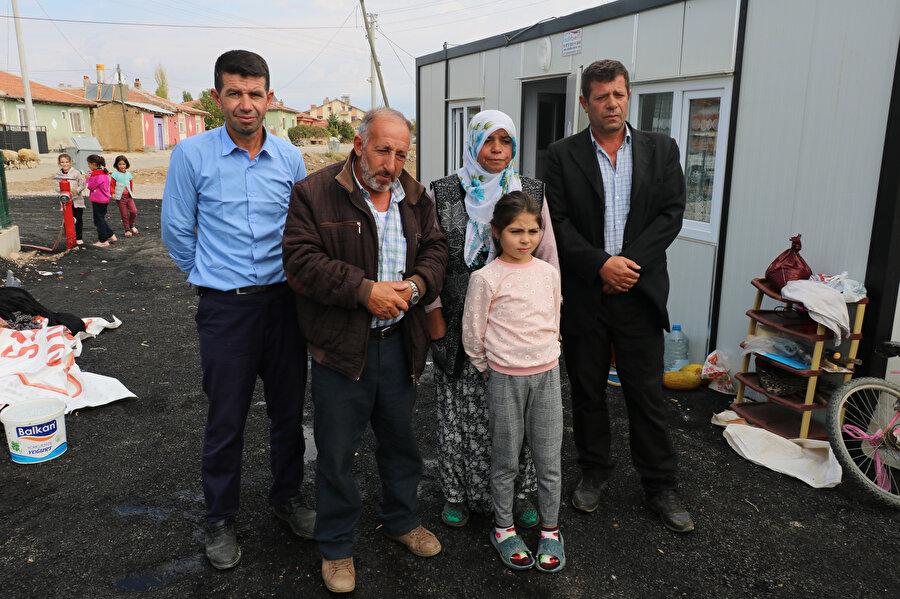 Gümüştaş ailesinin son bir ayda oturduğu üç ev, köy misafirhanesi ve samanlık peş peşe çıkan yangınlarda küle döndü.