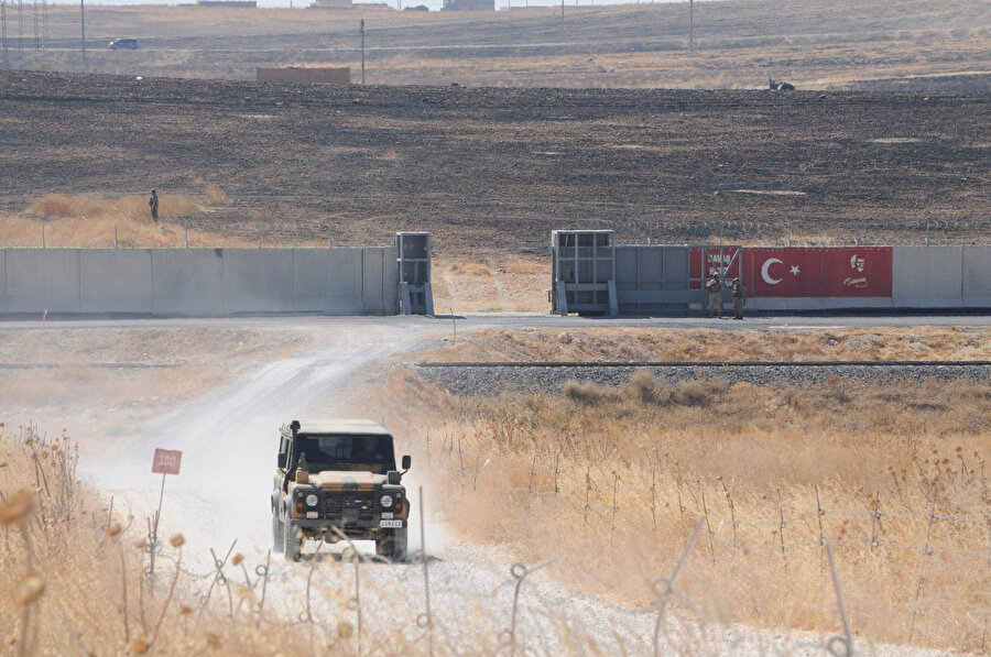 Barış Pınarı Harekatı'nın yürütüldüğü bölgede, Türkiye'ye ait bir araç böyle görüntülendi.