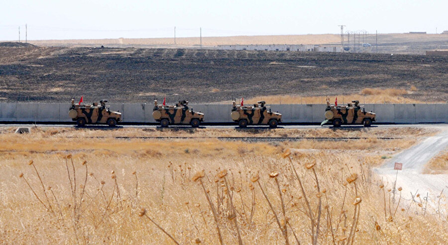 Türk Slahlı Kuvvetleri'ne ait askeri araçlar geçiş yaparken görünüyor.