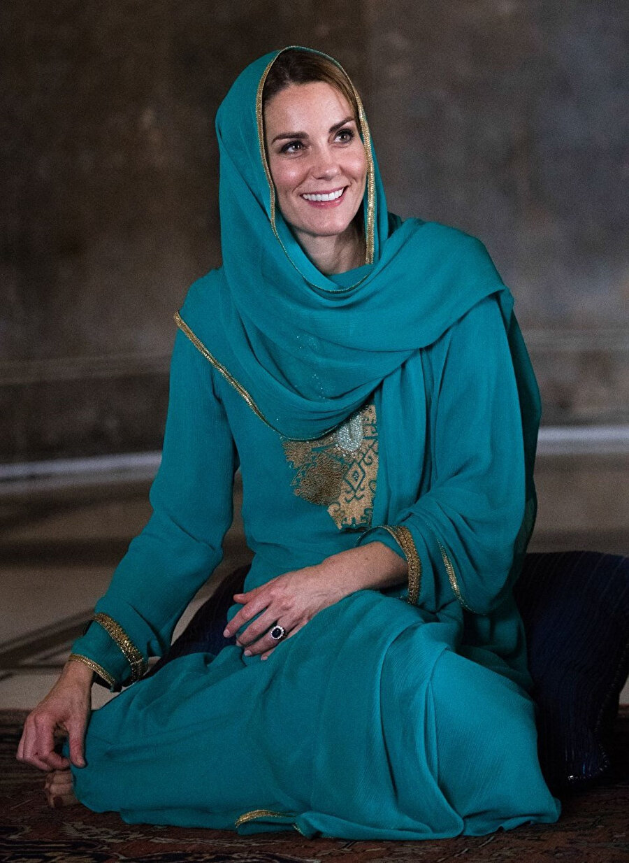 Kate Middleton cami ziyareti sırasında başörtü taktı.