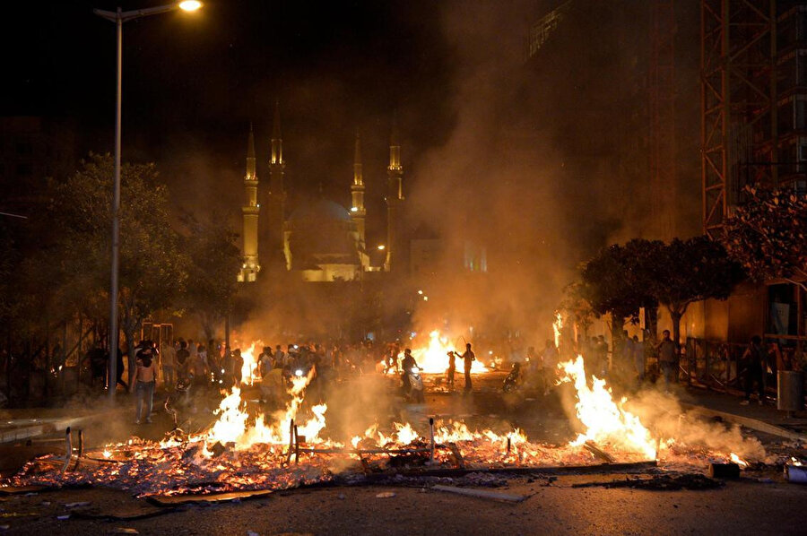 Başkent Beyrut'ta protestocuların, yanan lastiklerle havaalanına giden yolu kapatması polisi alarma geçirdi.