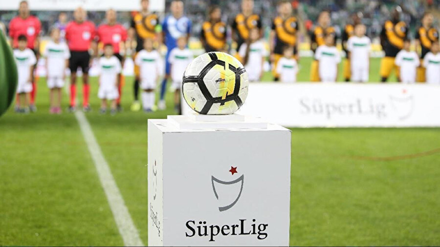 Süper Lig'de Aytemiz Alanyaspor 14 puan ile liderliğini sürdürüyor