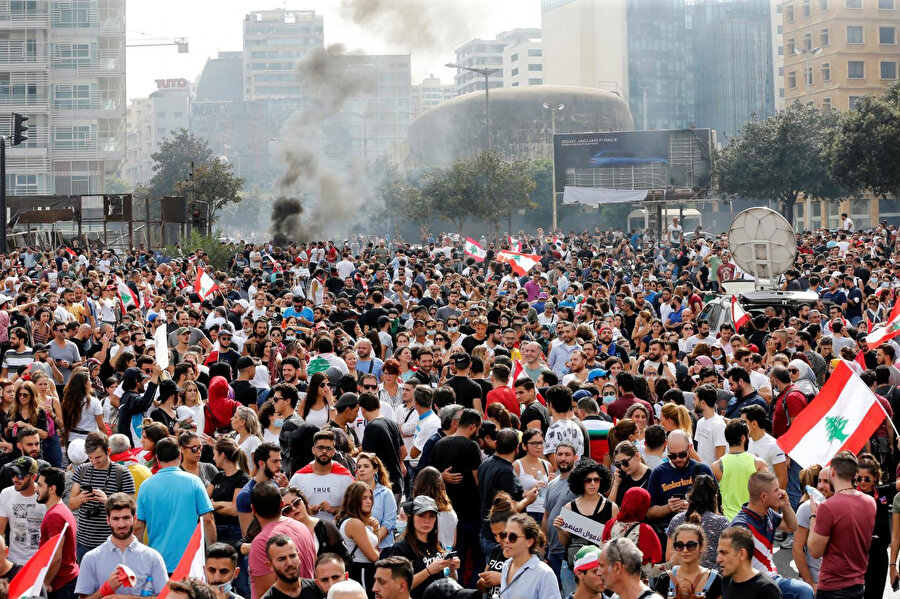 Lübnan'daki kötüye giden ekonomik koşulları ve yeni vergileri protesto eden göstericiler.