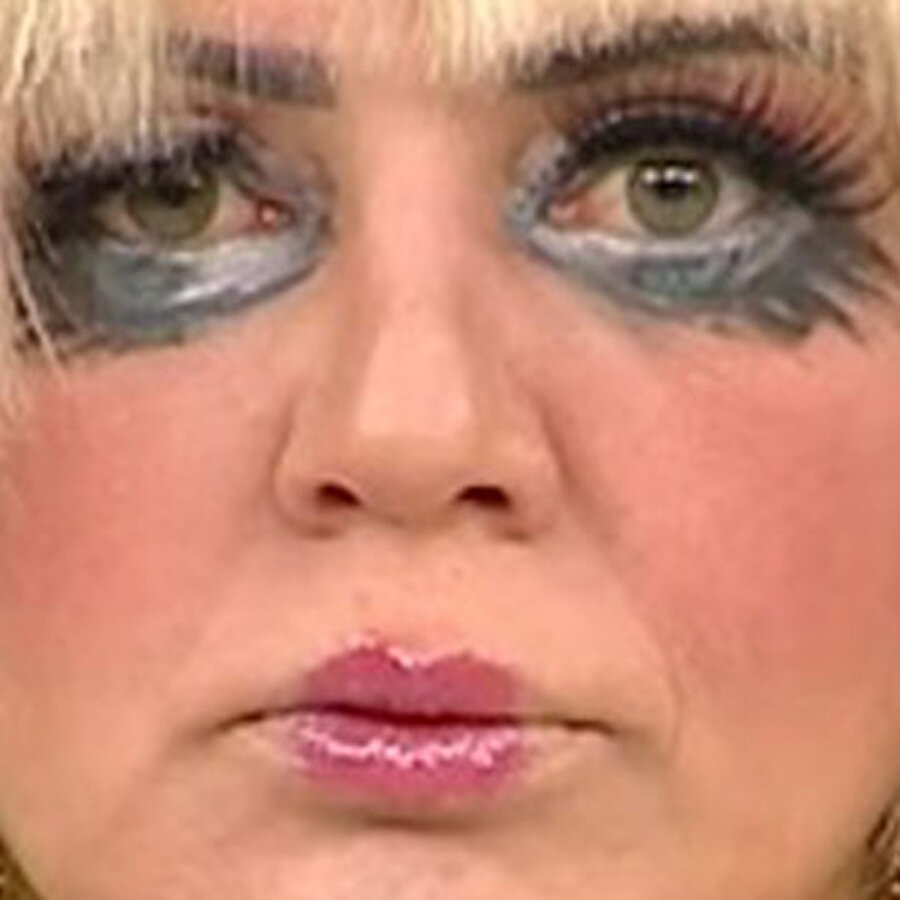 Makyajı silmeden uyumuş