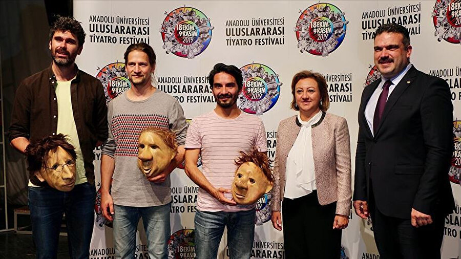 Anadolu Üniversitesi Uluslararası Tiyatro Festivali, Atatürk Kültür ve Sanat Merkezi'nde düzenlenen törenle başladı.