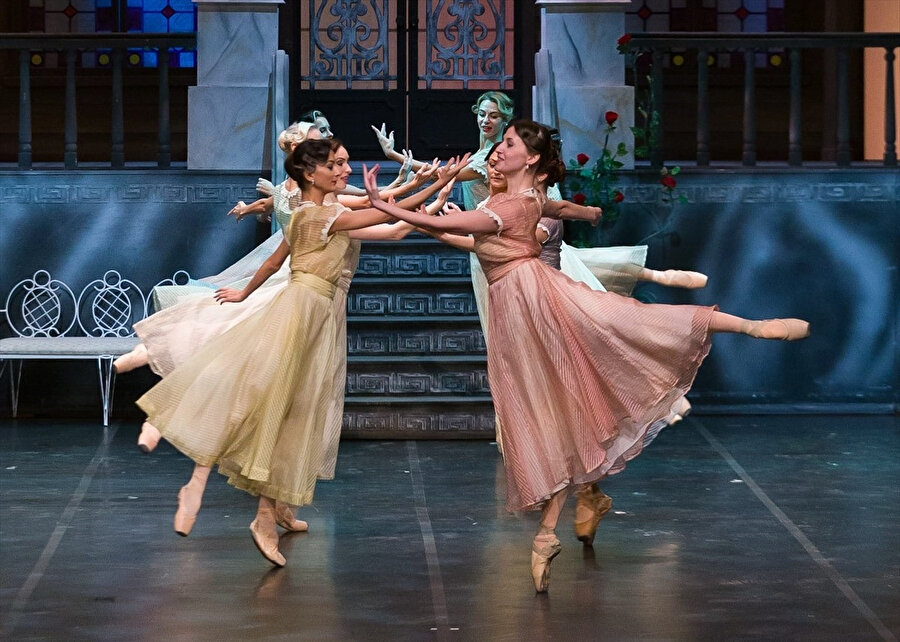 Don Pasquale, 19. yüzyılda geçen bir hikayeyi anlatıyor.