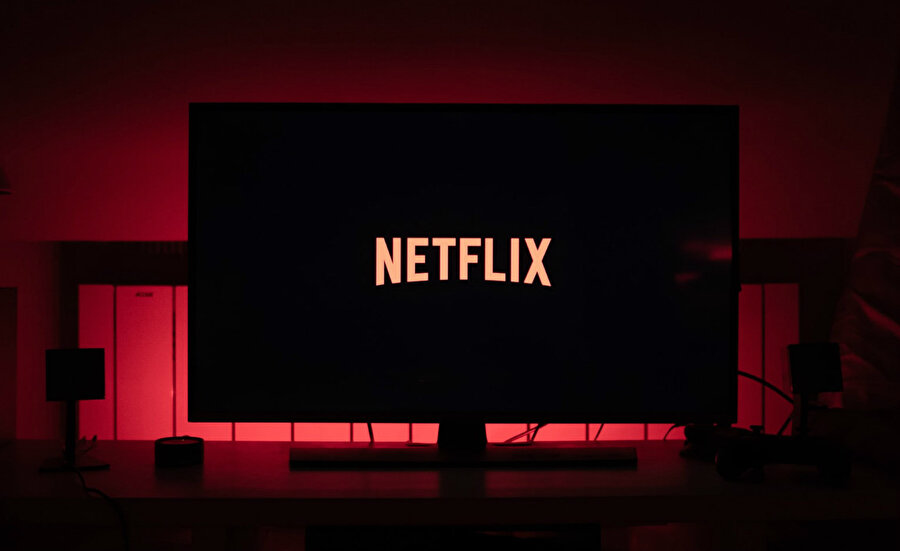 Netflix, şifresini paylaşan aboneler için önlem alacak. 