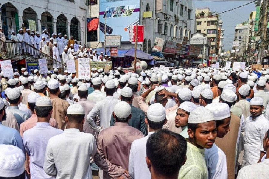 Bangladeş'te Hazreti Muhammed'e hakaret içeren paylaşımın protesto edildiği gösteriye 5.000 civarında kişi katıldı.