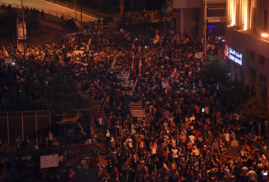 Protestolar gece saatlerinde de deva ediyor. 