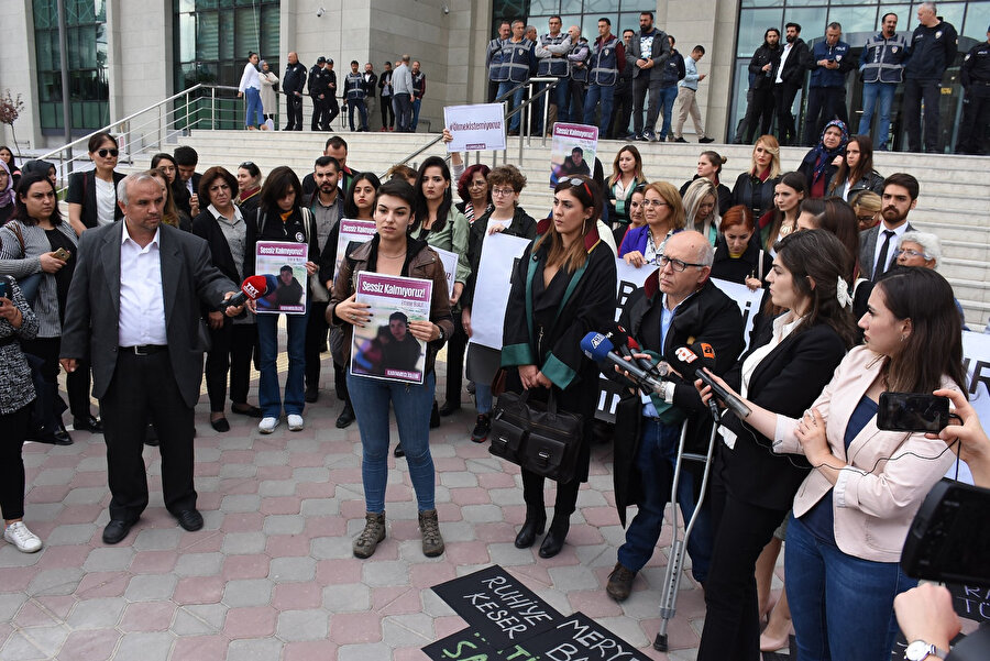 Kadın cinayetlerine karşı, mahkemenin yapıldığı adliye önünde protesto yapıldı.