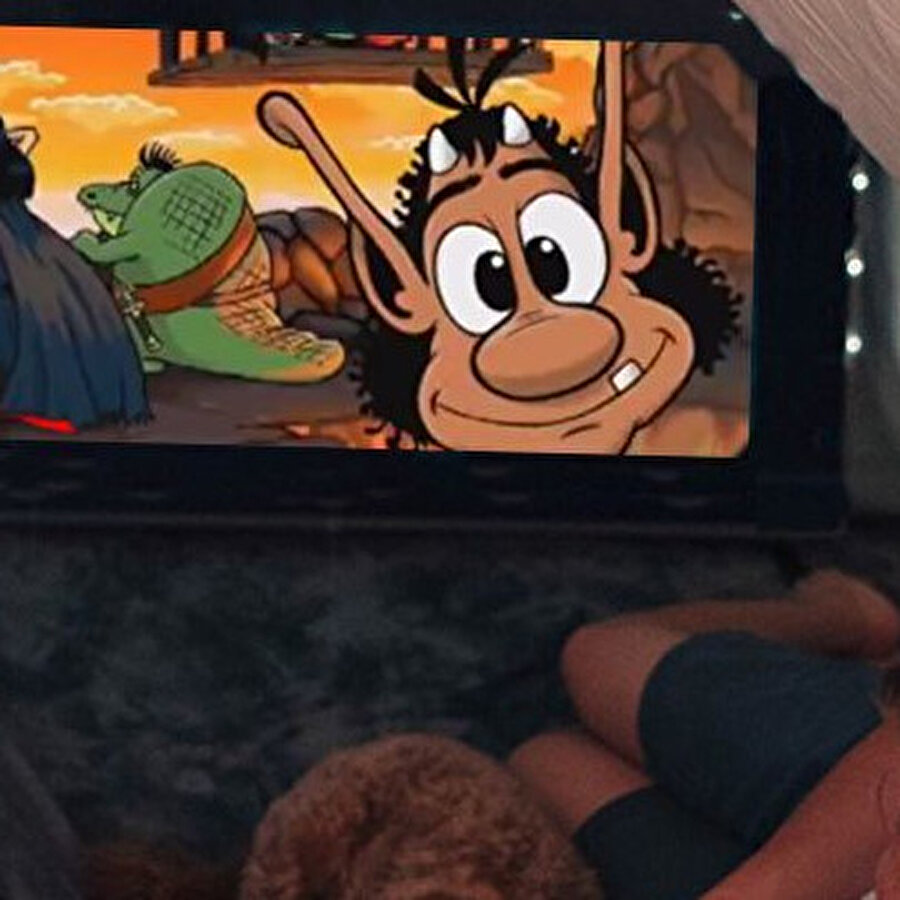 Şimdi çıkıp gelsen, yine televizyonun camını tıklatsan...