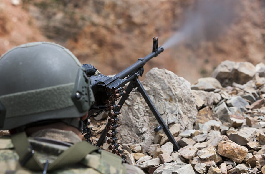 Mardin'in Derik ilçesi kırsalında askerlerimiz ile PKK'lı teröristler arasında çıkan çatışmada 1 uzman çavuş şehit oldu.