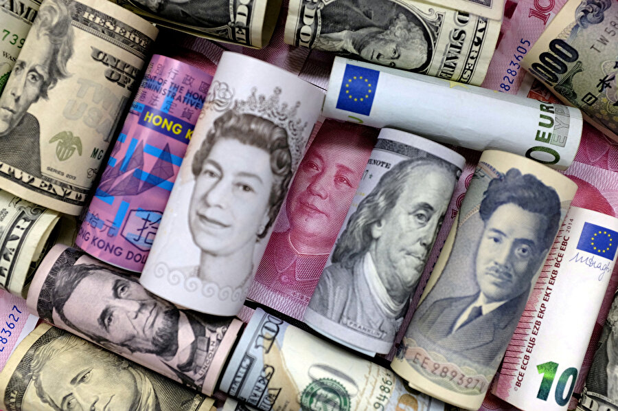 Sterlin, dolar, Hong Kong doları, Çin yuanı ve avro aynı karede görünüyor.