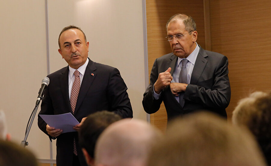  Dışişleri Bakanı Mevlüt Çavuşoğlu Suriye mutabakatının maddelerini okuyor -AA