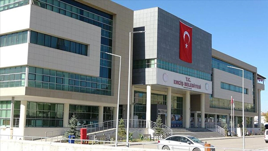 Van Erciş'te hakkındaki terör soruşturması nedeniyle gözaltında bulunan HDP'li Belediye Başkanı Yıldız Çetin'in yerine kaymakam atandı.