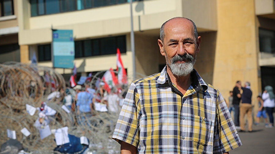 Lübnanlı bir taksi şoförü gazetecilere, Başbakan Hariri'nin verdiği sözleri yerine getireceğine inanmadığını söylüyor.