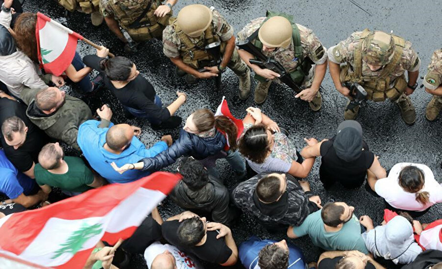 Lübnan'da polis ve göstericiler zaman zaman karşı karşıya geliyor.