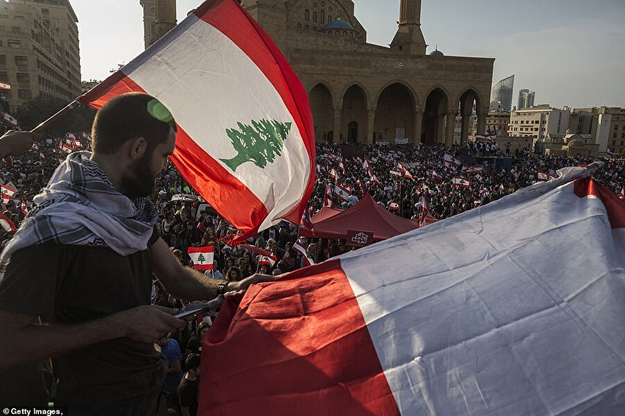 Hükümetin ekonomi politikalarını eleştiren göstericiler Lübnan bayrağının altında tek ses oldu.