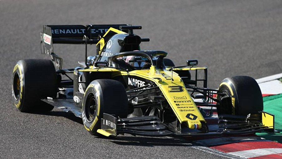 FIA, Renault'u Japonya Grand Prix'sinden diskalifiye etti.