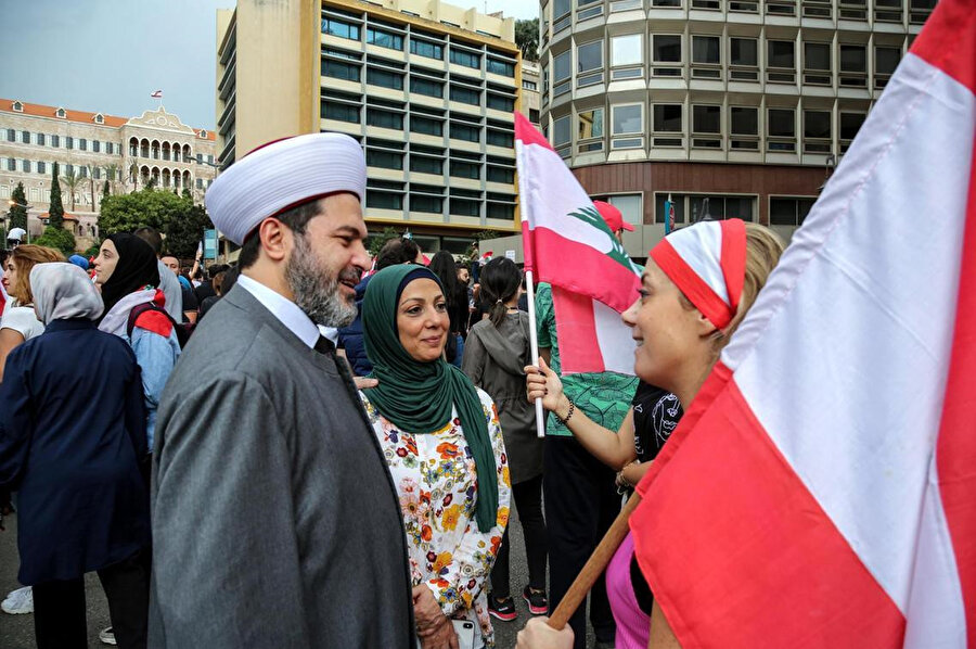  Sünni bir din alimi, gösterilerin yedinci gününde meydanları dolduran protestocularla konuşuyor.